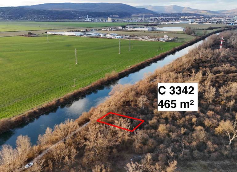 Luftaufnahme von Erholungsgrundstücken in Nová Ves nad Váhom in der Nähe des Flusses und des Wäldchens.