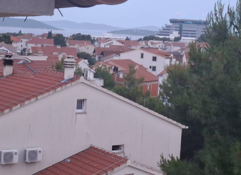 Blick auf die Hausdächer im Touristengebiet der Ferienwohnung in Vodice.