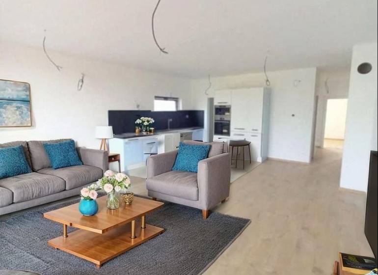 Wohnzimmer in einem Einfamilienhaus mit Holzboden, Sofa und Dekorationen.