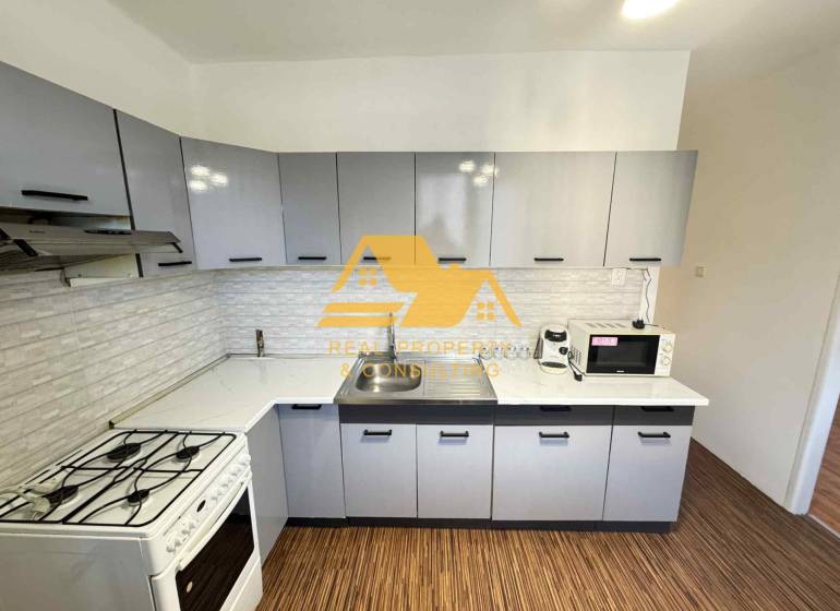 Küche in einer 3-Zimmer-Wohnung mit Holzboden und moderner Ausstattung.