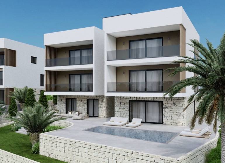 Ferienwohnung in Čiovo mit Palmen, Pool und Steinterrasse.