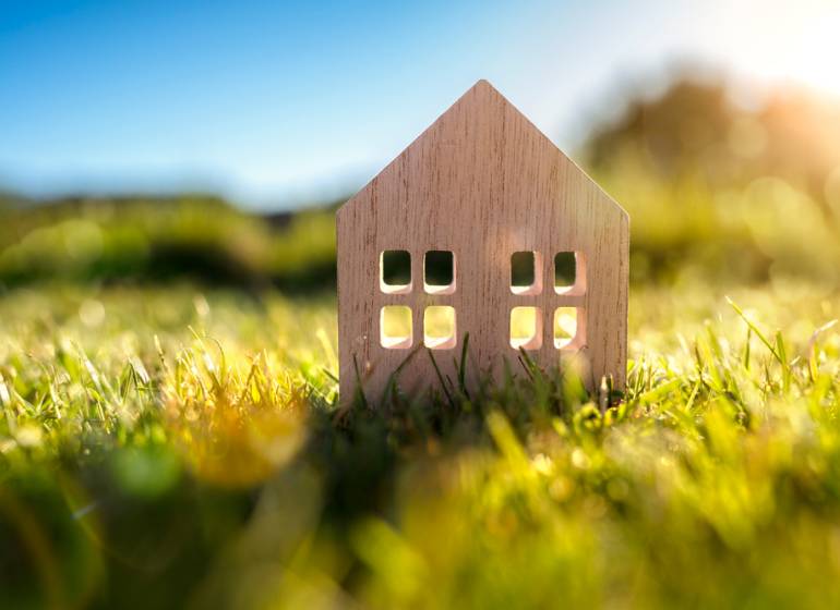 Mini-Holzhaus auf einem sonnenverwöhnten Grundstück in Banská Bystrica, geeignet zum Wohnen.