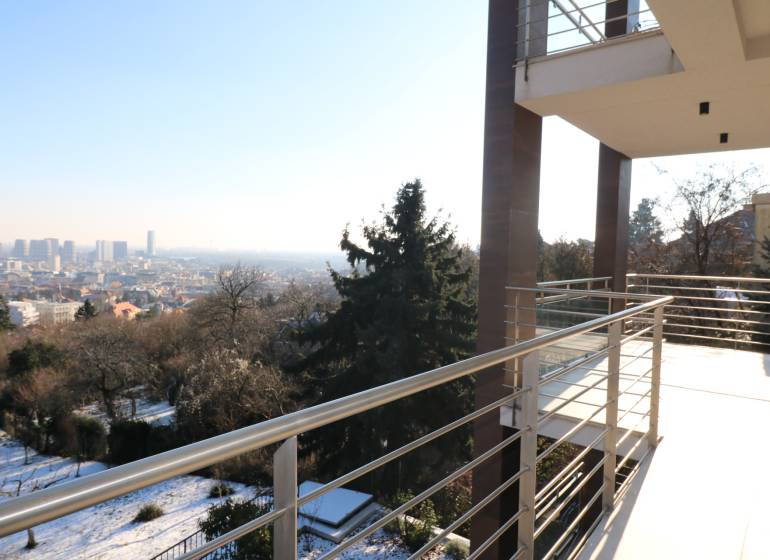 Blick auf Bratislava von der Terrasse über der Broskyňová-Straße.