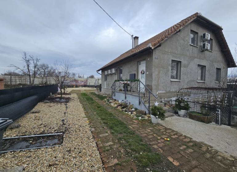 Einfamilienhaus in Hernádkak mit Garten, Kieszufahrt und Holzelementen.
