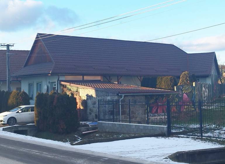 Einfamilienhaus in der Dubovská-Straße in Dobrá Niva, mit Garten und Autos.