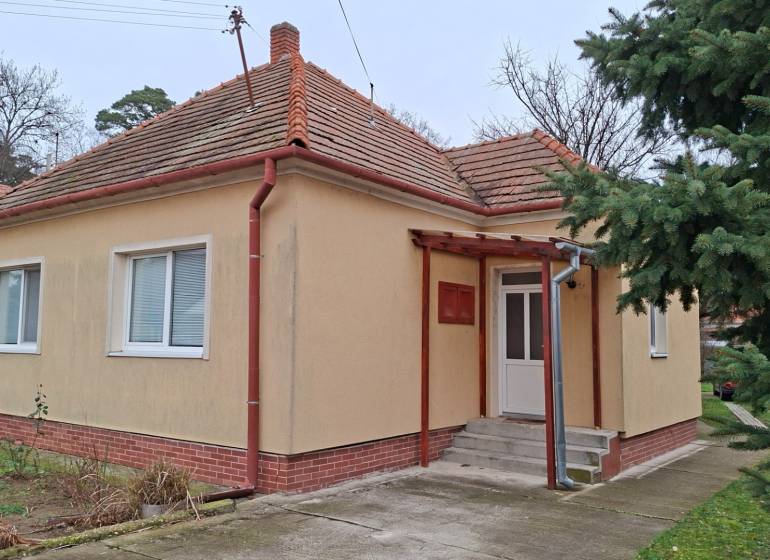 Einfamilienhaus in Nová Ves nad Žitavou in der Straße Nová Ves nad Žitavou mit schrägem Dach.