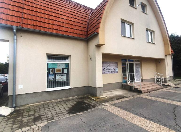 Das Gebäude am Kinderspielplatz in Galanta mit rotem Bogendach und Eingangsrampen.