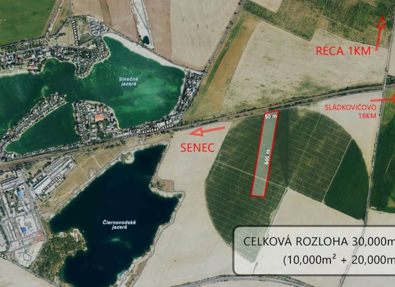 Luftaufnahme von landwirtschaftlichen und forstwirtschaftlichen Flächen in Senec in der Nähe von Senecká, bei den Seen.