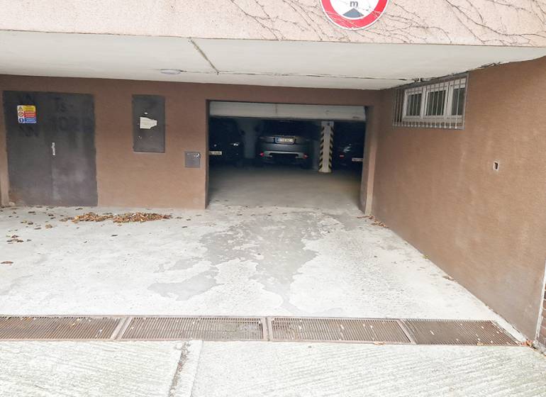 Einfahrt zu den Garagen in der Gajova-Straße in Bratislava - Altstadt, mit geparkten Autos.