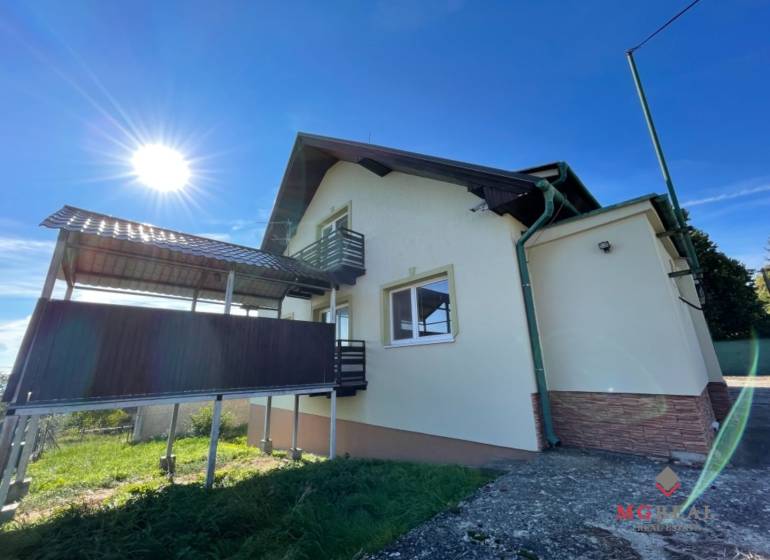Einfamilienhaus in der Hauptstraße in Podhradí, mit Sonne über der Terrasse.