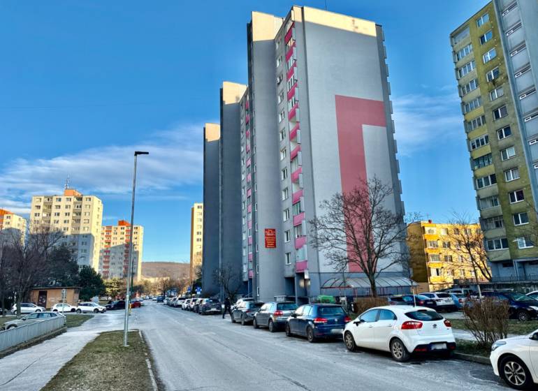 Drobného Straße in Bratislava-Dúbravka mit Hochhäusern und geparkten Autos, 1-Zimmer-Wohnung.