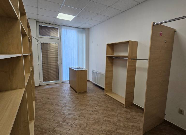 Regale und Stauraum mit Boden in Holzoptik.