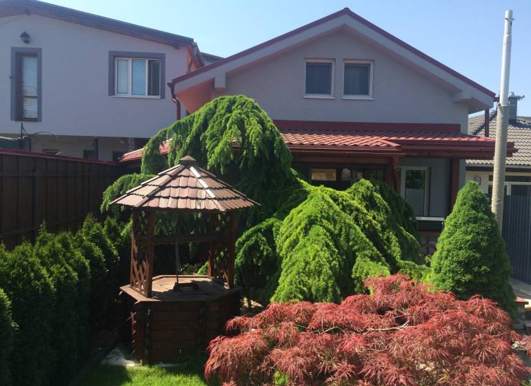 Ein Einfamilienhaus in der Rampová-Straße in Košice - Stadtteil Sever, mit einem Pavillon und Grünflächen.