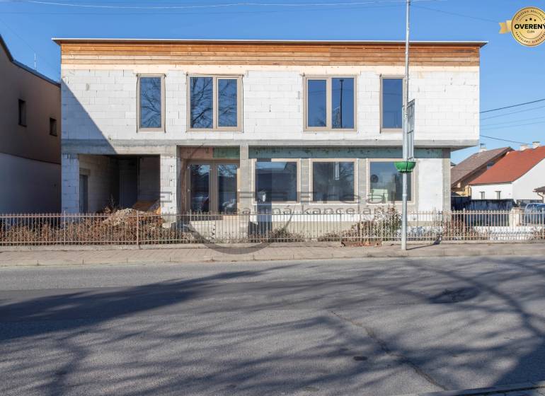 Ein Gebäude in Veľké Leváre mit unvollendeter Fassade, das an der Straße steht.