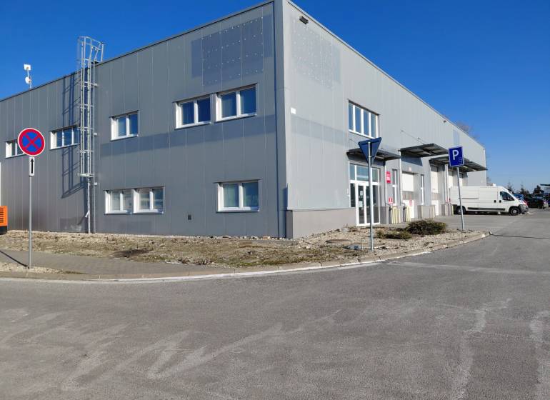 Lager und Hallen in der Technická-Straße in Bratislava - Ružinov mit Parkplätzen und Verkehrsschildern.