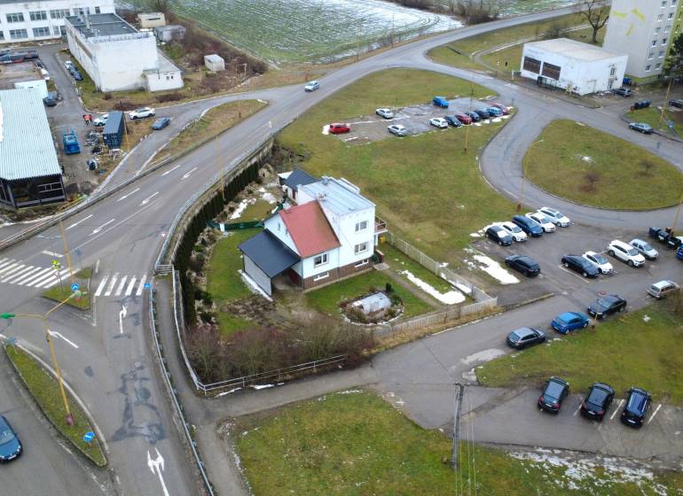 Einfamilienhaus in der SNP-Straße in Považská Bystrica mit angrenzendem Parkplatz.