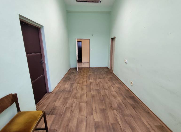 Büros mit Holzboden, grüne Wände, Nové Zámky.