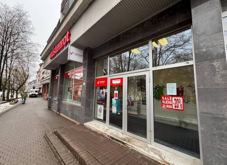 Geschäftsräume in Poprad mit großen Glasvitrinen enthalten Werbung für Rabatte.