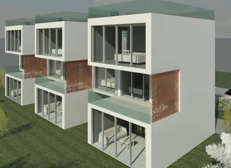 Eine Villa auf der Insel Čiovo bietet verglaste Fassaden und eine grüne Umgebung.