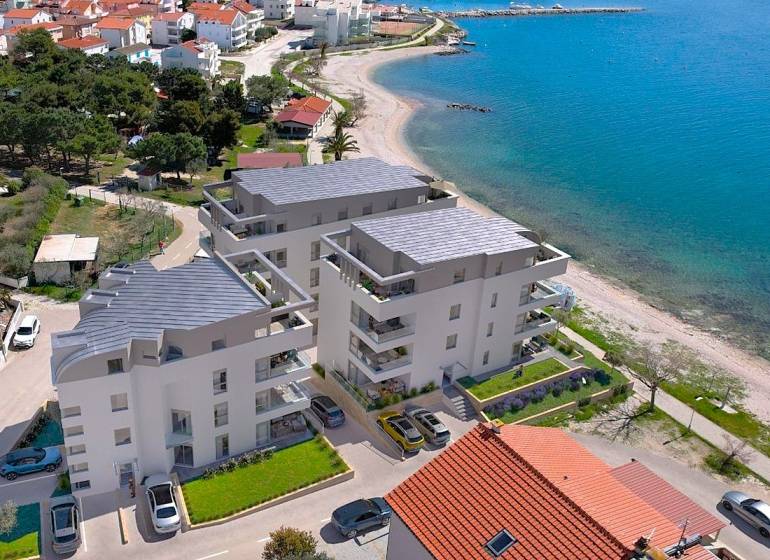 Ferienwohnung in Pag am Strand, mit Blick auf das Meer und die umliegende Landschaft.