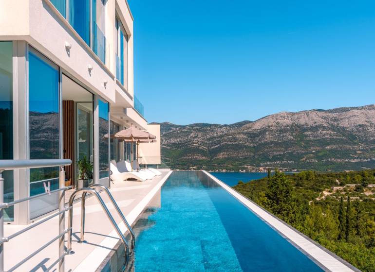 Villa in Korčula mit Pool und Blick auf die Berge und das Meer.