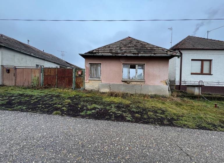 Ein Einfamilienhaus in Dubník in der Straße Dubník bietet Grundstücke zum Wohnen an.