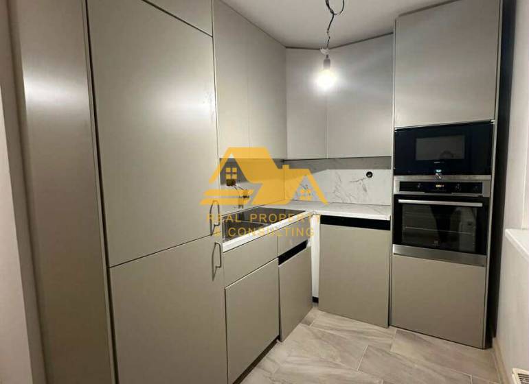 Küche in einer 2-Zimmer-Wohnung mit modernen Schränken und Geräten.