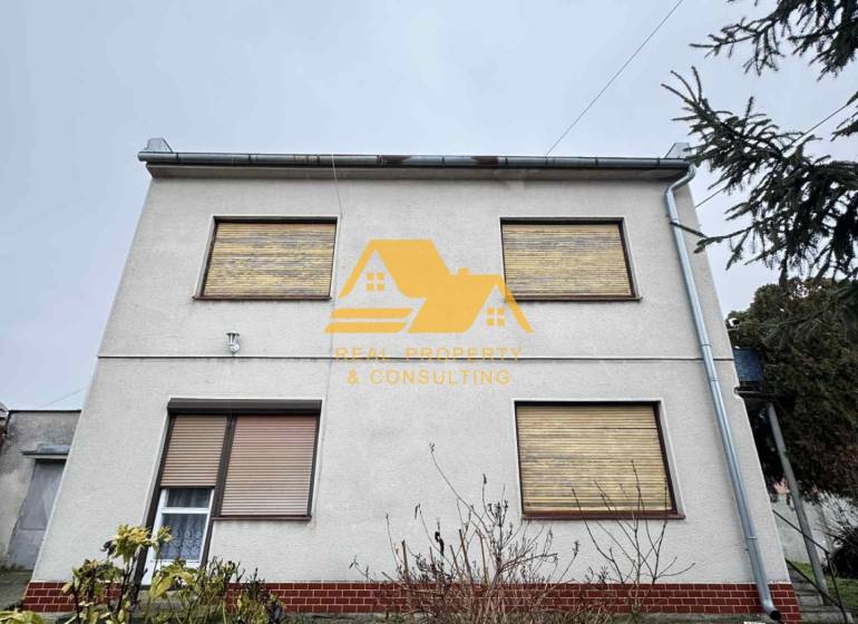 Einfamilienhaus in Dvory nad Žitavou, Straße Dvory nad Žitavou, mit Garten vor dem Haus.