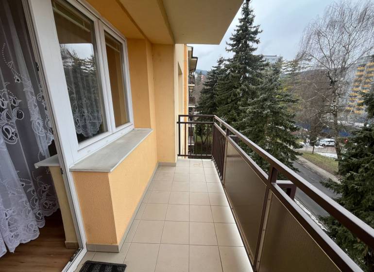 Balkon einer 3-Zimmer-Wohnung in der Golianova-Straße in Banská Bystrica mit Blick ins Grüne.