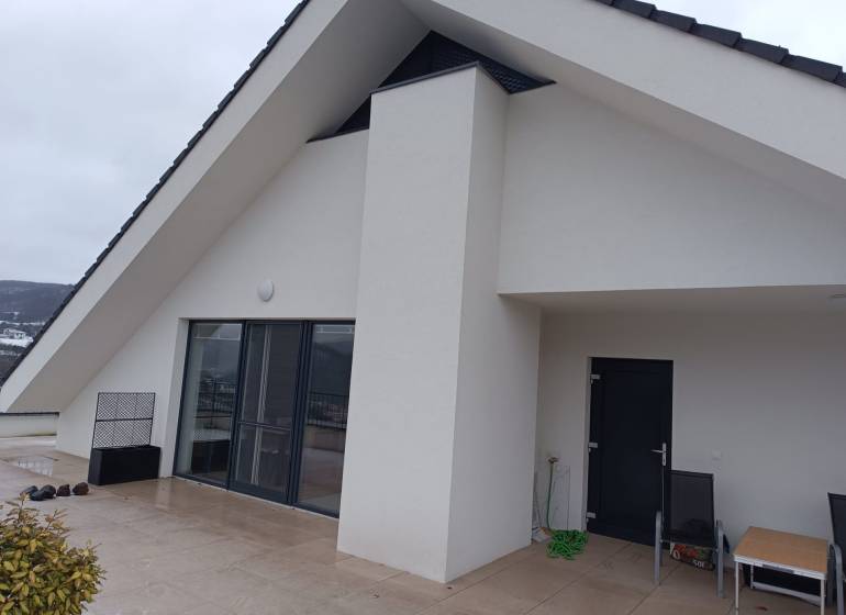 Terrasse mit weißen Wänden und großen Türen, Nová Baňa, Straße Pod sekvojou.