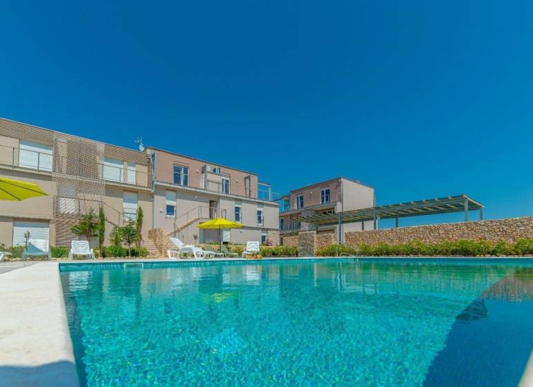 Ferienwohnung in Povljana mit Pool und Liegestühlen in der Straße Povljana.