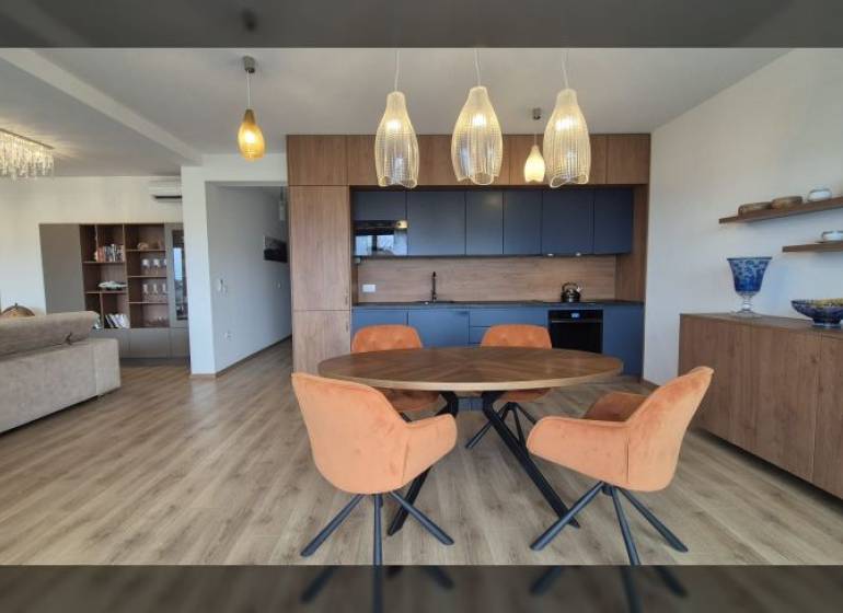 Innenraum einer Ferienwohnung mit Holzboden und Esstisch.