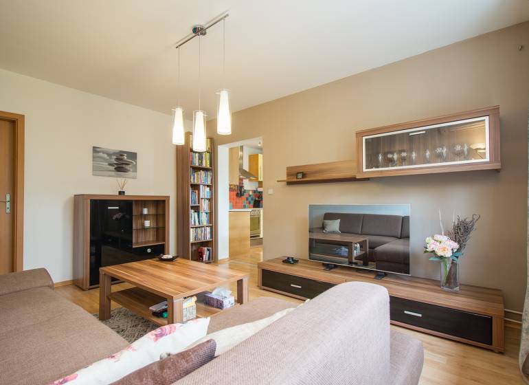 Pozrite si PRÍJEMNÝ 2i byt so ZARIADENÍM, LODŽIOU a KLIMATIZÁCIOU