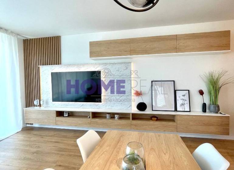 Helles Wohnzimmer in einer 3-Zimmer-Wohnung mit Holzboden und moderner Linienbeleuchtung.