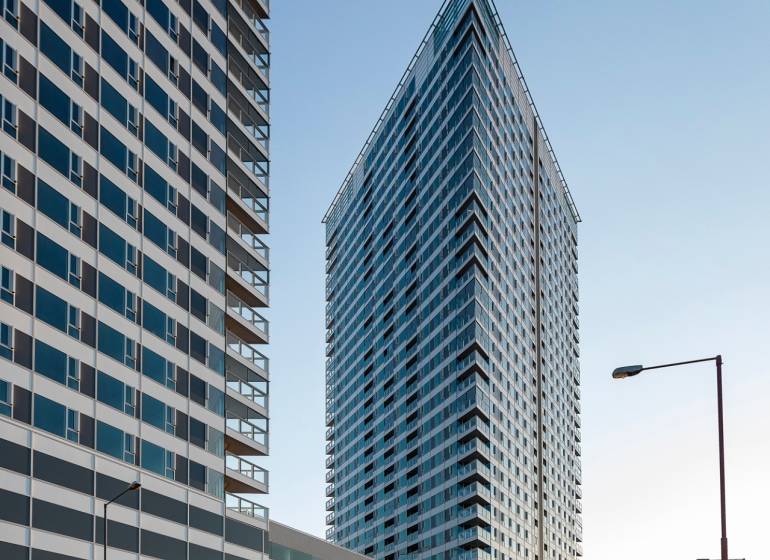 Moderne Hochhäuser in Bratislava - Altstadt in der Landererova-Straße, bei den Garagen.