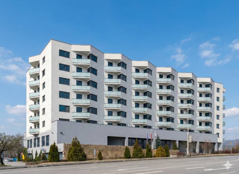 Wohnhaus in der Rybničná Straße in Bratislava - Vajnory mit Balkonen und Grünflächen.
