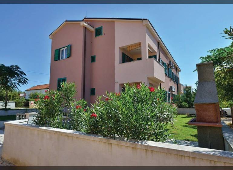 Exterieur einer 2-Zimmer-Wohnung in Privlaka in der Straße Privlaka mit gepflegtem Garten.