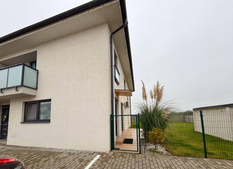 Außenbereich einer 3-Zimmer-Wohnung in der Kráľovianky-Straße in der Stadt Kráľovianky, mit Pflanzen und Rasen am Eingang.