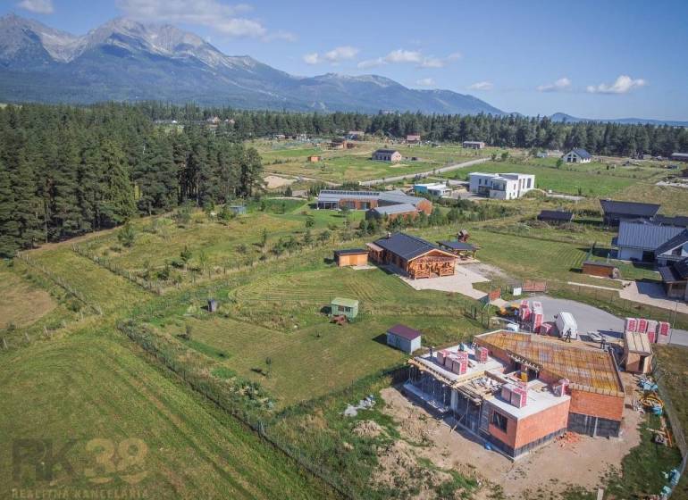 Grundstücke - Wohnen in Mlynica mit Blick auf die Berge und im Grünen gelegenen Rohbauten.