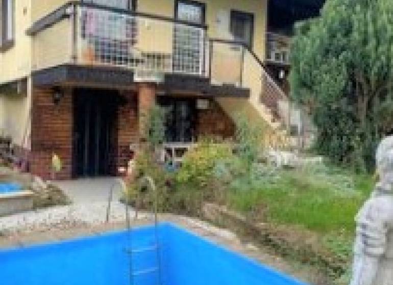 Außenaufnahme einer Hütte in Košice - Stadtteil Vyšné Opátske, mit Überprüfung durch ein Immobilienbüro.