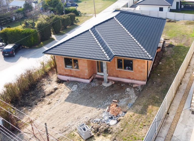 Ein Einfamilienhaus in der Stadt Pavlice mit einem Dach aus dunklen Ziegeln.