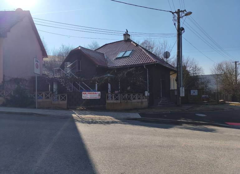 Einfamilienhaus in der Rudlovská-Straße in Banská Bystrica mit einem Schild 