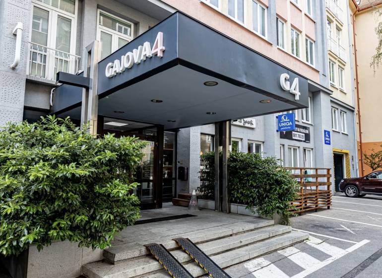 Fassade des Bürogebäudes in der Gajova-Straße in Bratislava - Altstadt.