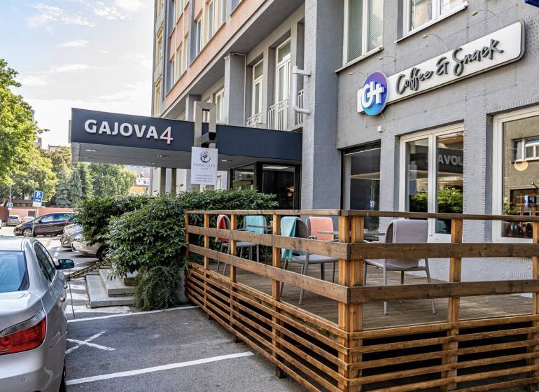 Bürogebäude in der Gajova-Straße in Bratislava - Altstadt mit Terrasse und Parkmöglichkeiten.