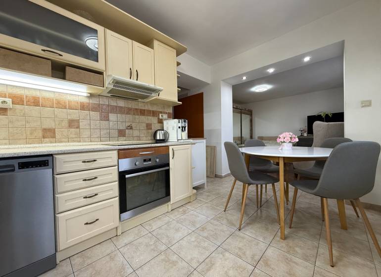 Küche mit Küchenzeile und Esstisch in einer 2-Zimmer-Wohnung.