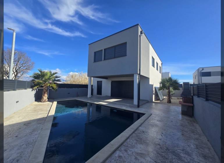 Villa in Zukve, Vrsi mit Pool und Palme im Hof.