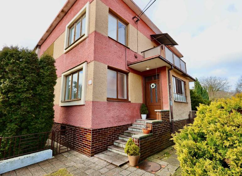 Einfamilienhaus in der Kalinčiakova-Straße in Michalovce mit Treppe und Garten.