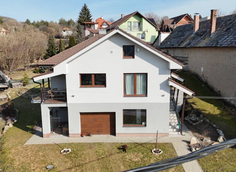 Einfamilienhaus in der Lipova-Straße in Lukavica mit überdachtem Balkon und Garage.