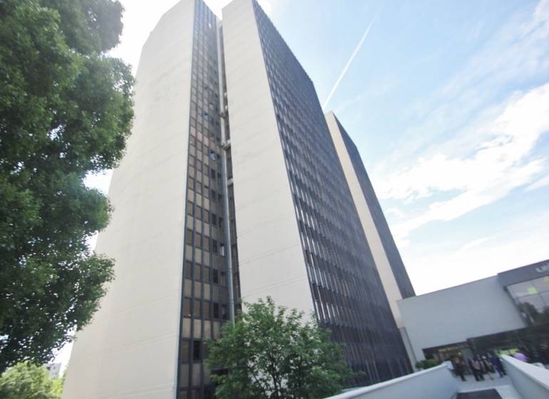 Ein Bürohochhaus in der Kutlíkova-Straße in Bratislava - Lúky, teilweise von Grünflächen umgeben.