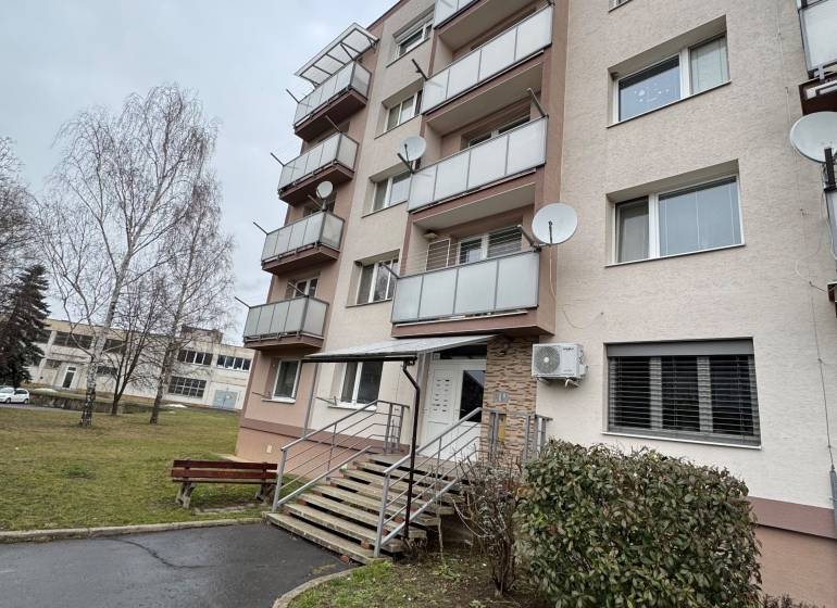Mehrfamilienhaus in der Thuroczyho-Straße in Šahy mit mehreren Balkonen und einem Eingangsweg.